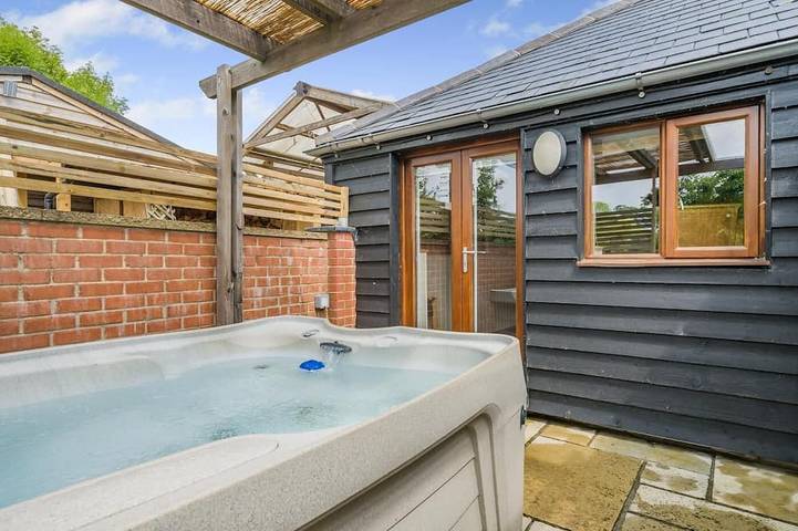 Glamping for 2 people, with garden and hot tub in New Forest