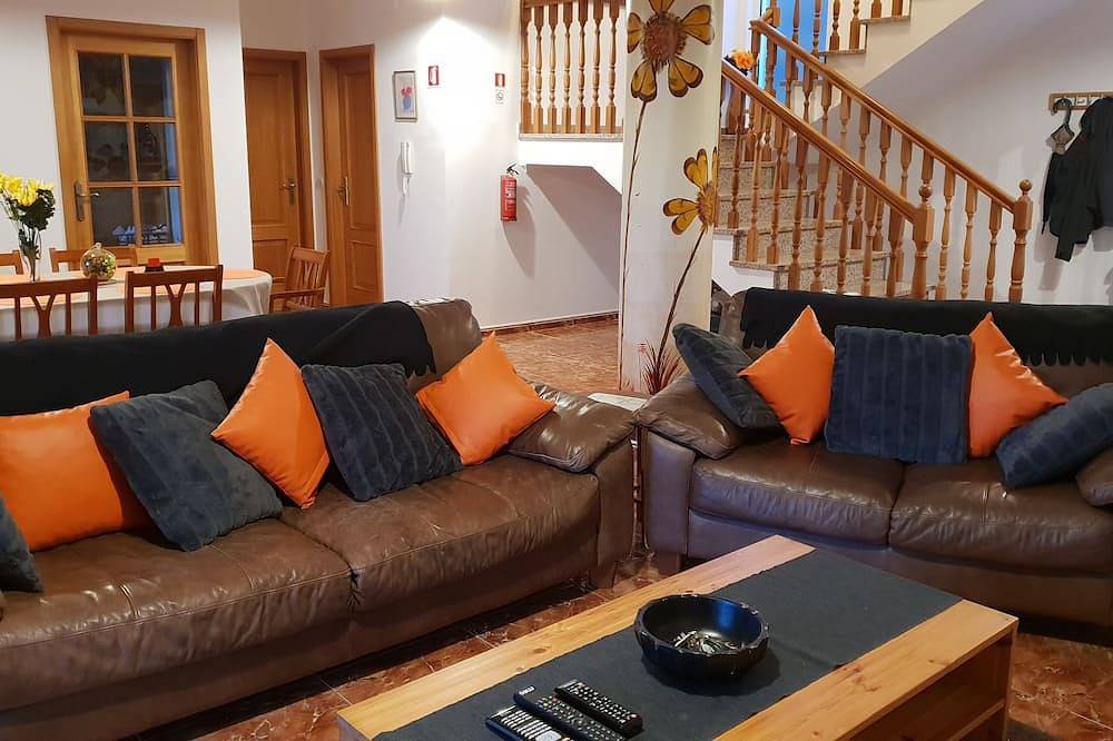 Große Luxusvilla, beheizter Pool, Spiel- / Fitnessraum, Meer- und Bergblick in Pináculo, Ribeira Brava