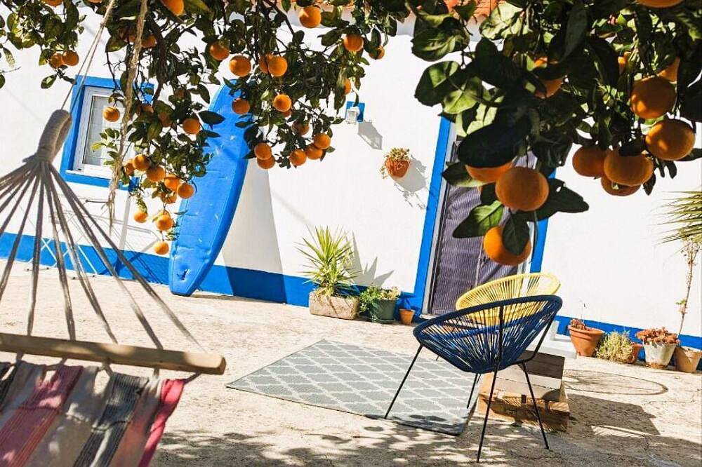 Rustic Village Beach House Sleeps 8 - 5 Mins from Areia Branca and Lourinha in Lourinhã, Lissabon Distrikt