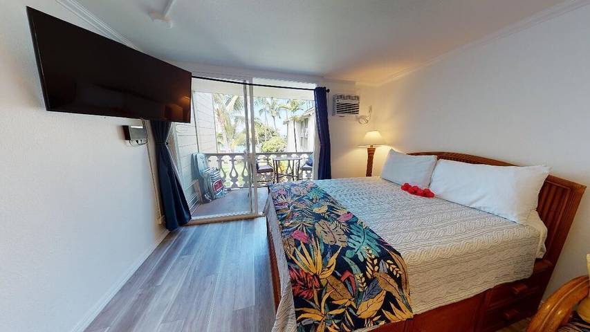 Vacation rental for 4 people, with yard and balcony as well as hot tub and pool in Kailua-Kona