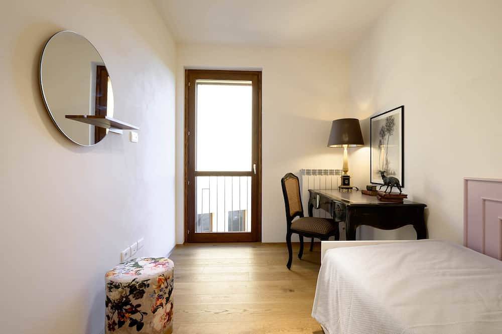 Entire apartment, Coriander with Terrace in Montalcino, Val d'Orcia