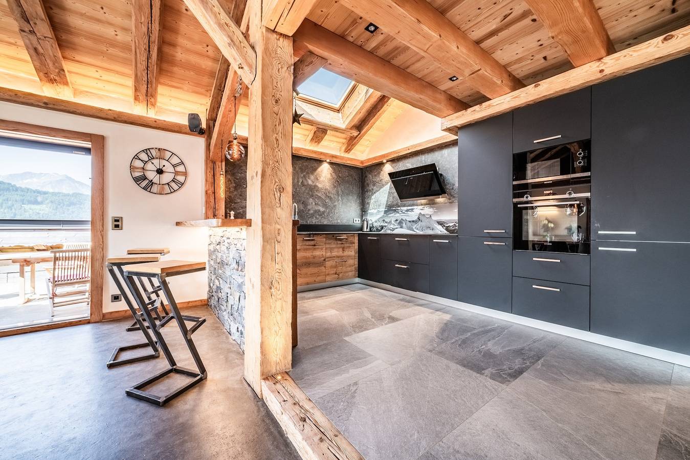 Chalet 'Le Perray Alpine Lodge' con vista sulle montagne, terrazza privata e Wi-Fi in Abondance, Les Portes du Soleil
