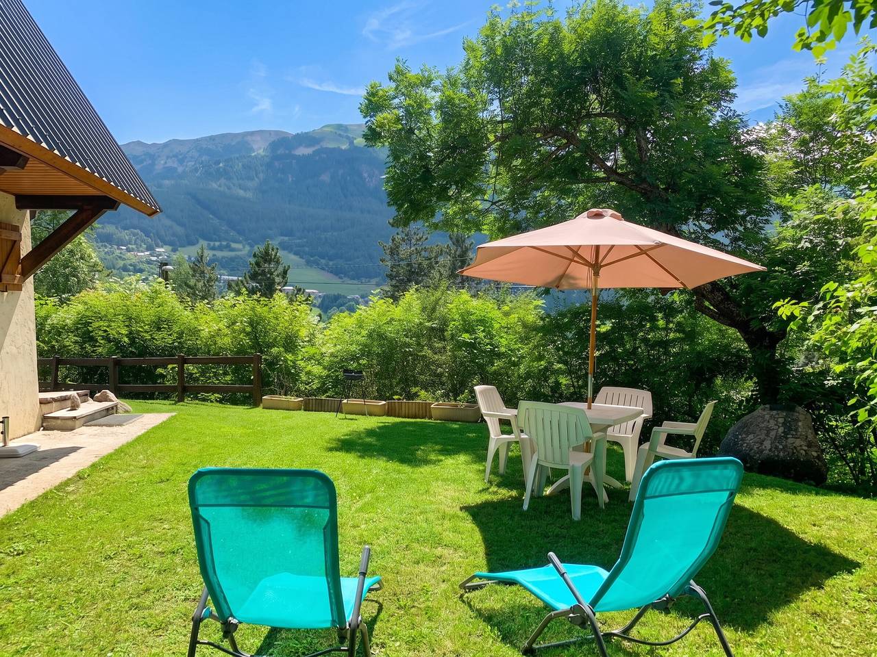 Charmantes Chalet in Allos, Blick in Allos, Castellane und Umgebung