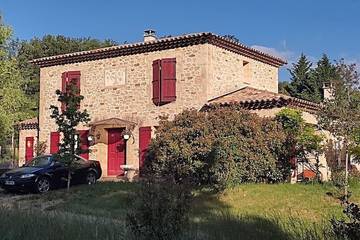 Gîte pour 6 personnes, avec jardin et terrasse à Montmeyan
