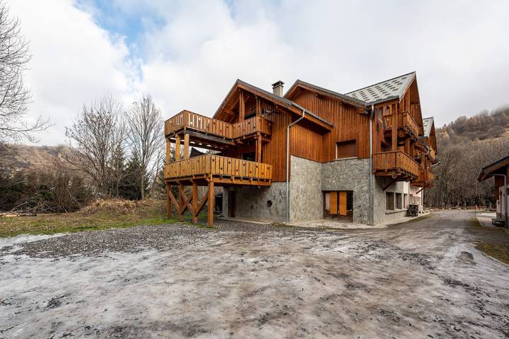Ganze Wohnung, Ferienwohnung 'Les Croës' mit Bergblick, privater Terrasse und Wi-Fi in Valloire, Region Saint-Jean-de-Maurienne
