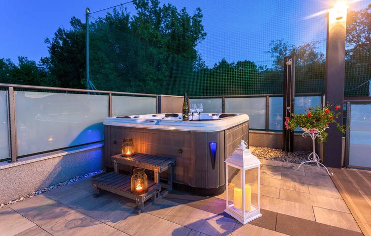 Geräumige 180 m² große Wohnung mit Pool und Terrasse, 800 m vom Zentrum von Dugopolje entfernt in Dugopolje, Dalmatinisches Zagora