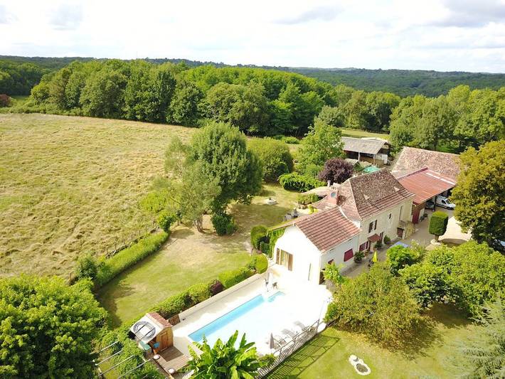 Gîte pour 13 personnes, avec piscine ainsi que jardin et terrasse à Saint-Martin-des-Combes
