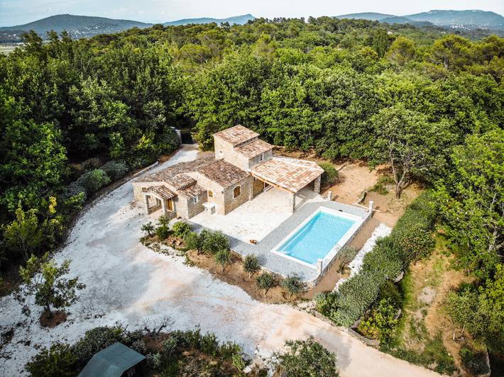 Gîte pour 8 personnes, avec piscine à Néoules