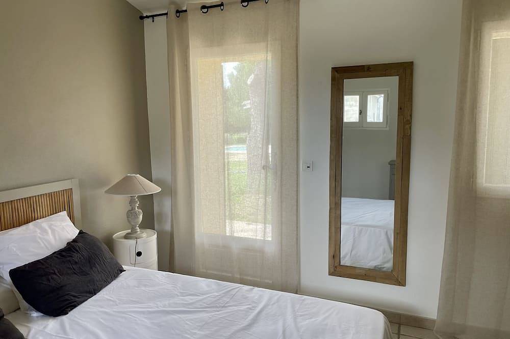 Gîte de 6 Personnes Avec Piscine au Coeur des Vignes in Roquemaure, Nimes region