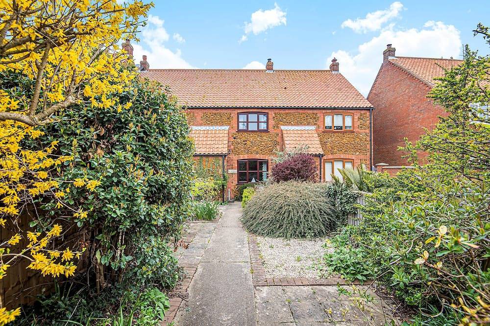 Old Hunny Cottage - sleeps 5 guests  in 2 bedrooms in Old Hunstanton, Norfolk Coast