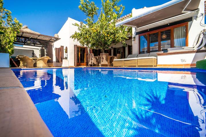 Villa für 10 Personen, mit Balkon/Terrasse und Whirlpool sowie Terrasse und Pool in Murcia