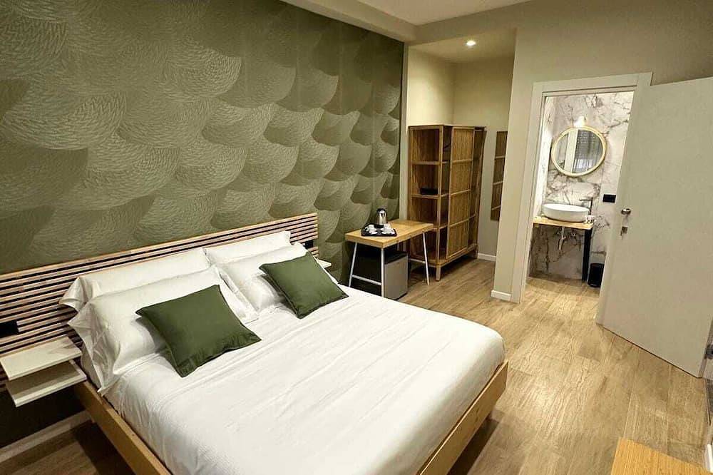 2 steps from Naples airport, cozy and new facility. in Naples, Naples Province