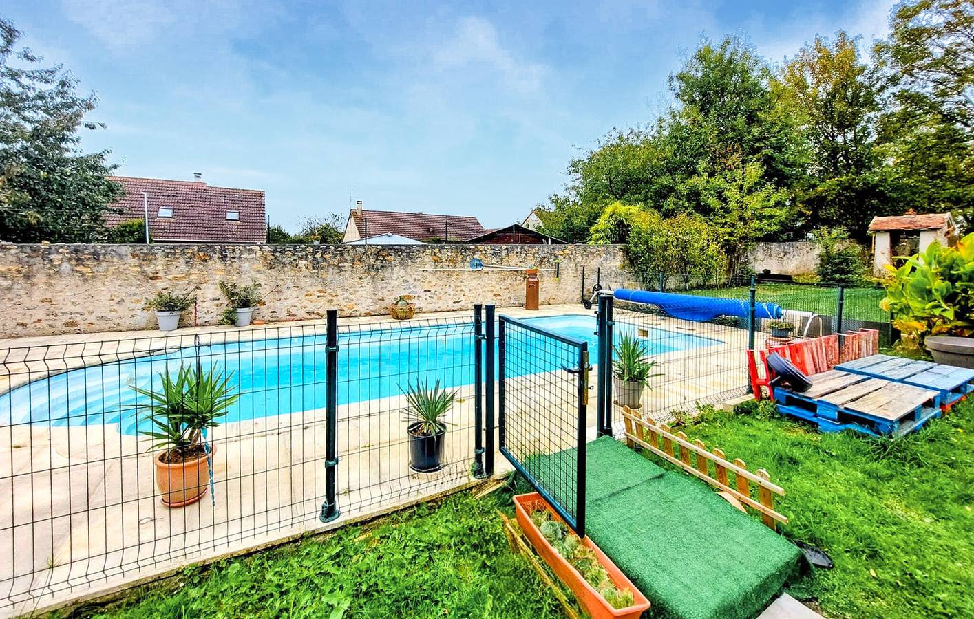 Riverside Retreat con WiFi, aparcamiento, jardín y piscina in Boissy-le-Châtel, Sena y Marne