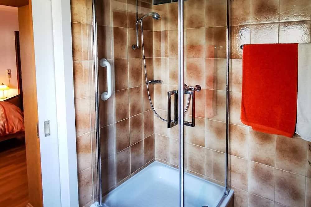 Ganze Wohnung, Die schöne Ferienwohnung mit separatem Eingang ist in der 1. Etage und über 7 Stufen erreichbar. Die Wohnung ist ruhig gelegen und nur wenige Minuten vom Ortskern entfernt Punkt die Wohnfläche von 62 qm besteht aus einem Schlafzimmer mit einem ... in Selters (Westerwald), Westerwald
