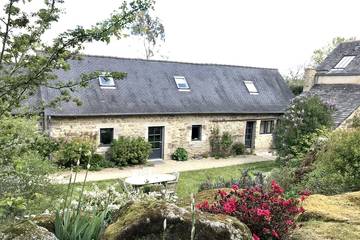 Gîte pour 6 personnes, avec jardin à Commana