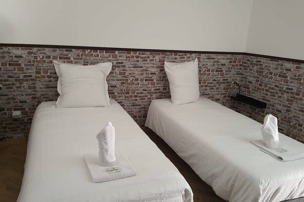 Entire apartment, 2 Bedroom unit in front of Le Bourget airport in Le Blanc-Mesnil, Seine-Saint-Denis