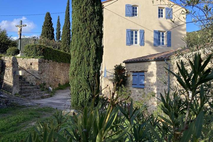 Location de vacances pour 7 personnes, avec terrasse et jardin à La Tour-sur-Orb