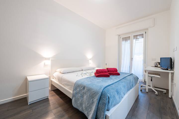 'Camera Matrimoniale Con Bagno' con Terrazza Condivisa, Wi-Fi e Aria Condizionata in Quartu Sant'Elena, Campidano
