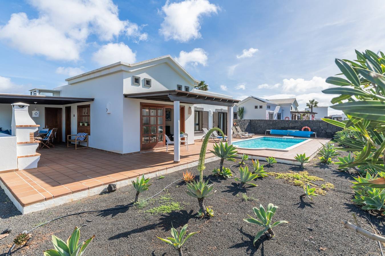Casa Vacacional 'Alessia, Playa Blanca' con Vistas al Mar, Piscina Privada y Wi-Fi in Montaña Roja, Yaiza
