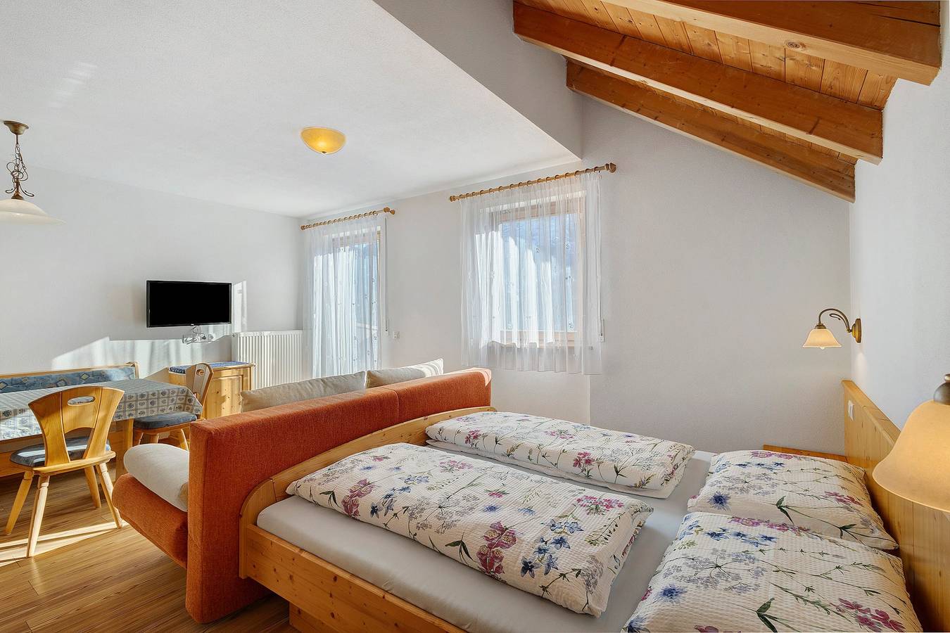 Appartamento intero, Appartamento 'Rungghof 1' con vista montagna, terrazza in comune e Wi-Fi in La Valle, Dolomiti Superski