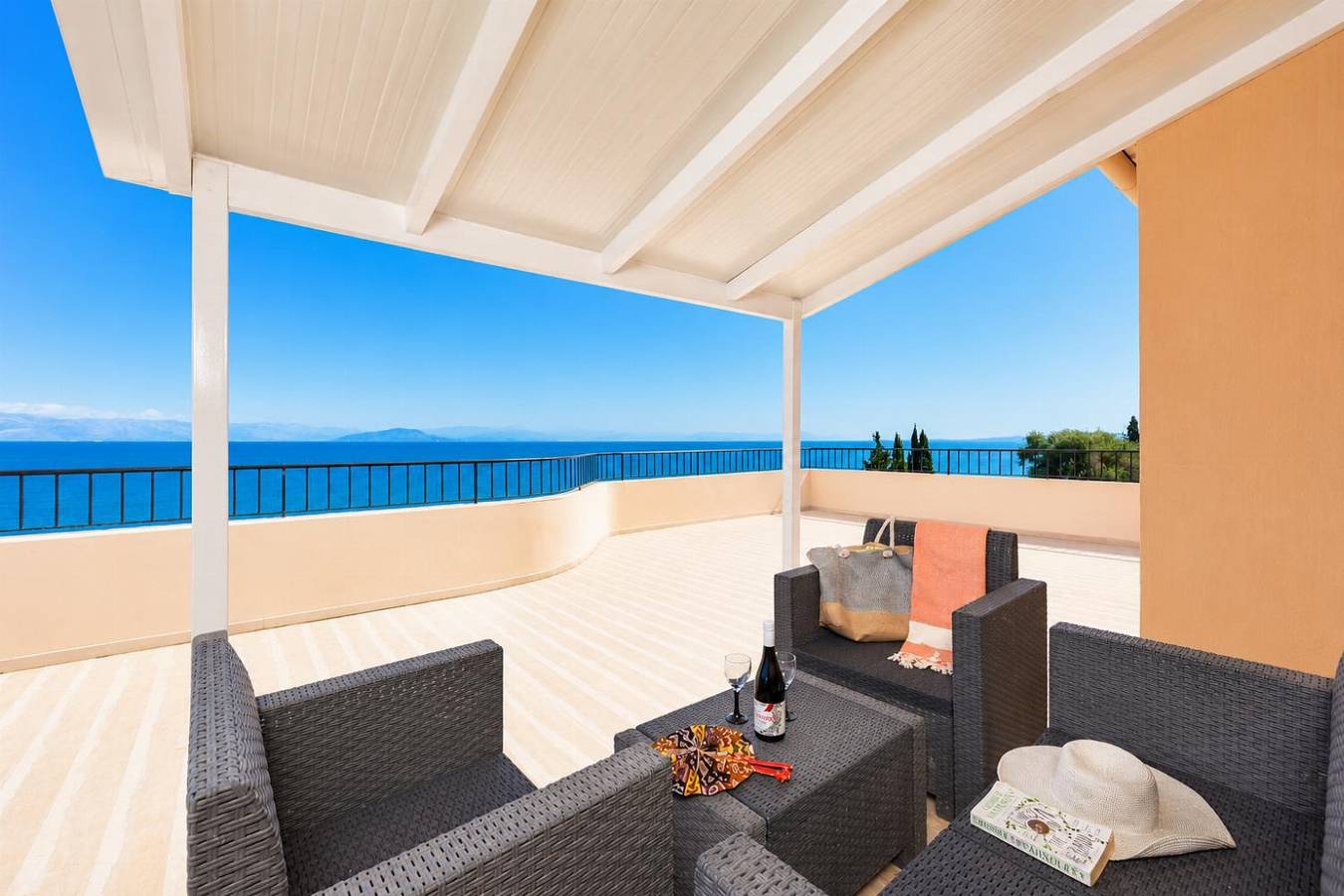 Villa für 6 Personen mit Terrasse in Benitses, Corfu, Korfu