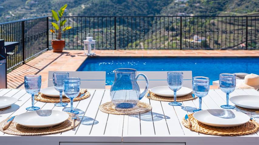 Finca für 6 Personen, mit Pool und Balkon/Terrasse in Cómpeta