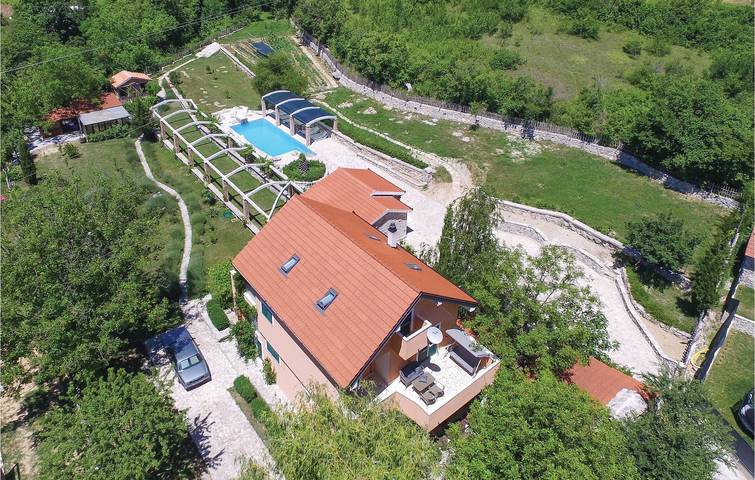 Gemütliche Ferienwohnung mit Pool und Terrasse in der Nähe des Stadtzentrums von Sinj in Sinj, Dalmatinisches Zagora