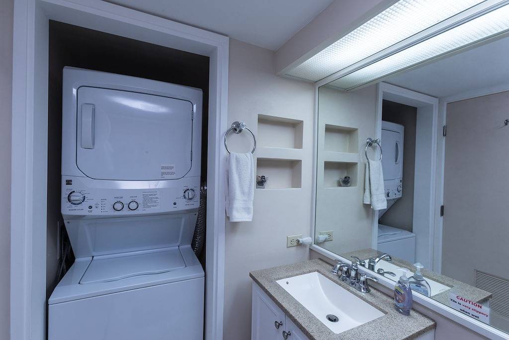 Ganze Wohnung, Kona Pacific D526. Kostenlose Klimaanlage und Wlan! Zu Fuß in die Stadt in Kailua-Kona, South Kona