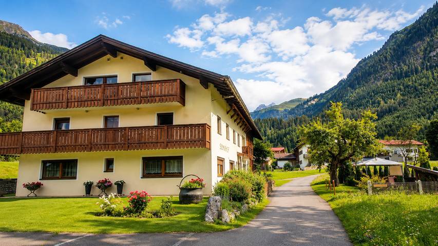 Ferienwohnung für 6 Personen, mit Balkon und Garten sowie Ausblick in Bach