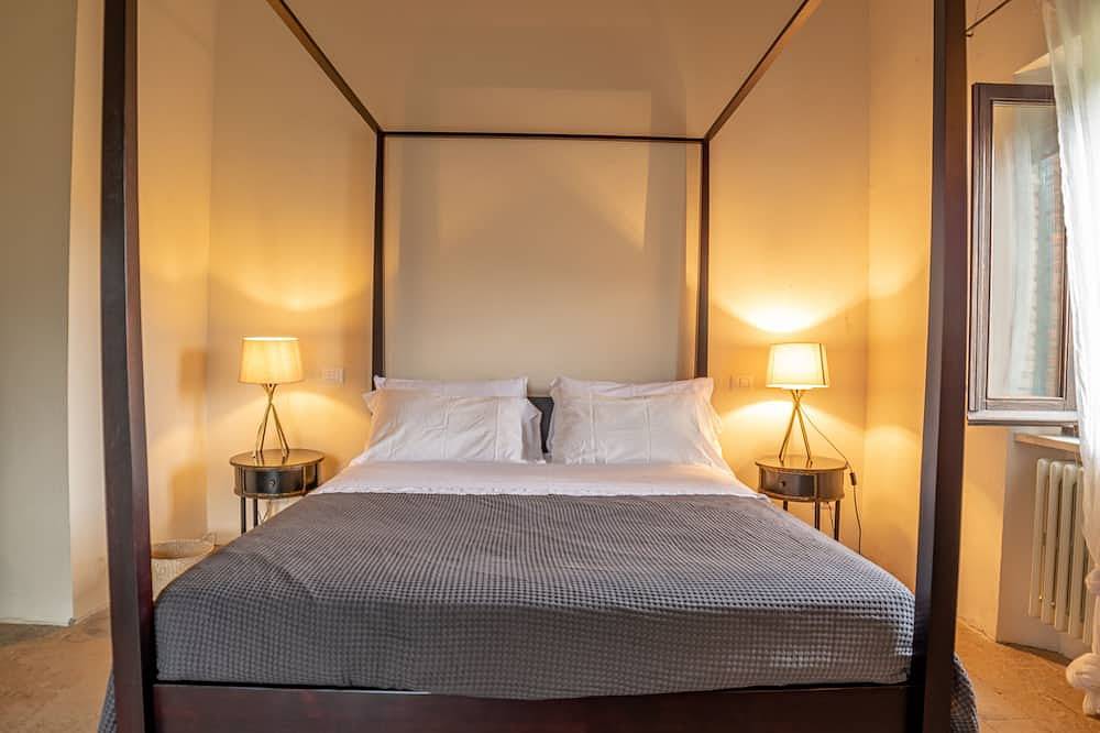 Delightful secluded Tuscan farmhouse with pool, near the hilltop town of Cetona. in Cetona, Chianti