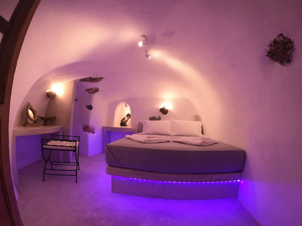 Entire apartment, The Commander's Cave in Emporio, Santorini
