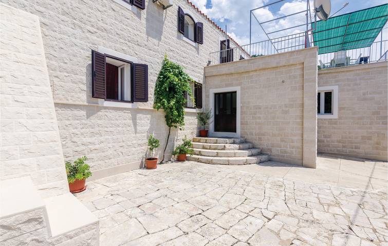 Acogedor apartamento con terraza, a 200 m de la costa y a 2 km del centro de Slano in Slano, Condado de Dubrovnik-Neretva