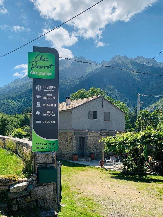 Location de vacances pour 4 personnes, avec Terrasse ainsi que Jardin et Vue à Vivario