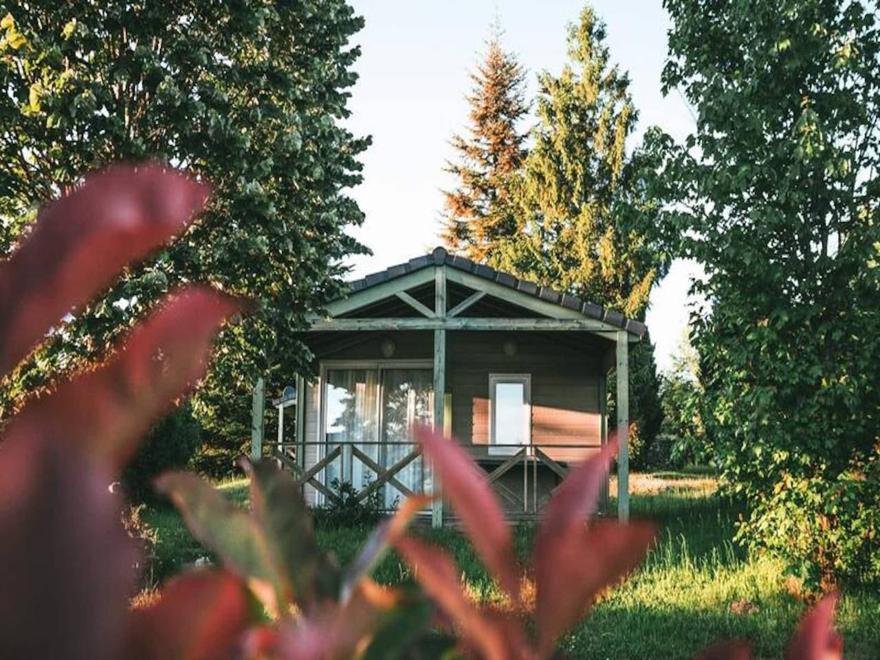 Appartement entier, Chalet au Lac de Miel avec piscine chauffée in Beynat, Région de Brive-la-Gaillarde