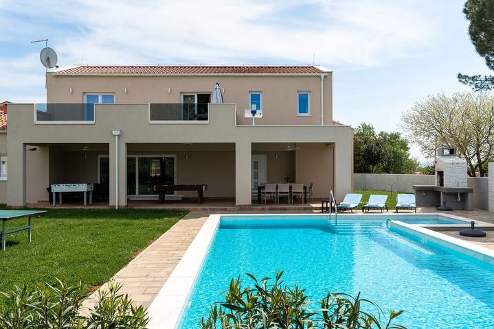 Ferienhaus für 8 Personen, mit Balkon/Terrasse und Garten sowie Pool und Sauna in Brtonigla