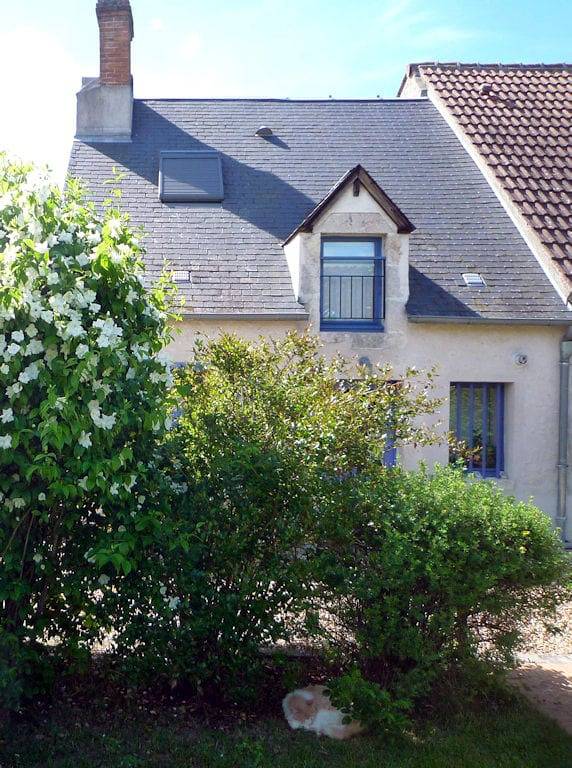Le Caillou - Chambre Cerise in Cléry-Saint-André, Vallée de la Loire
