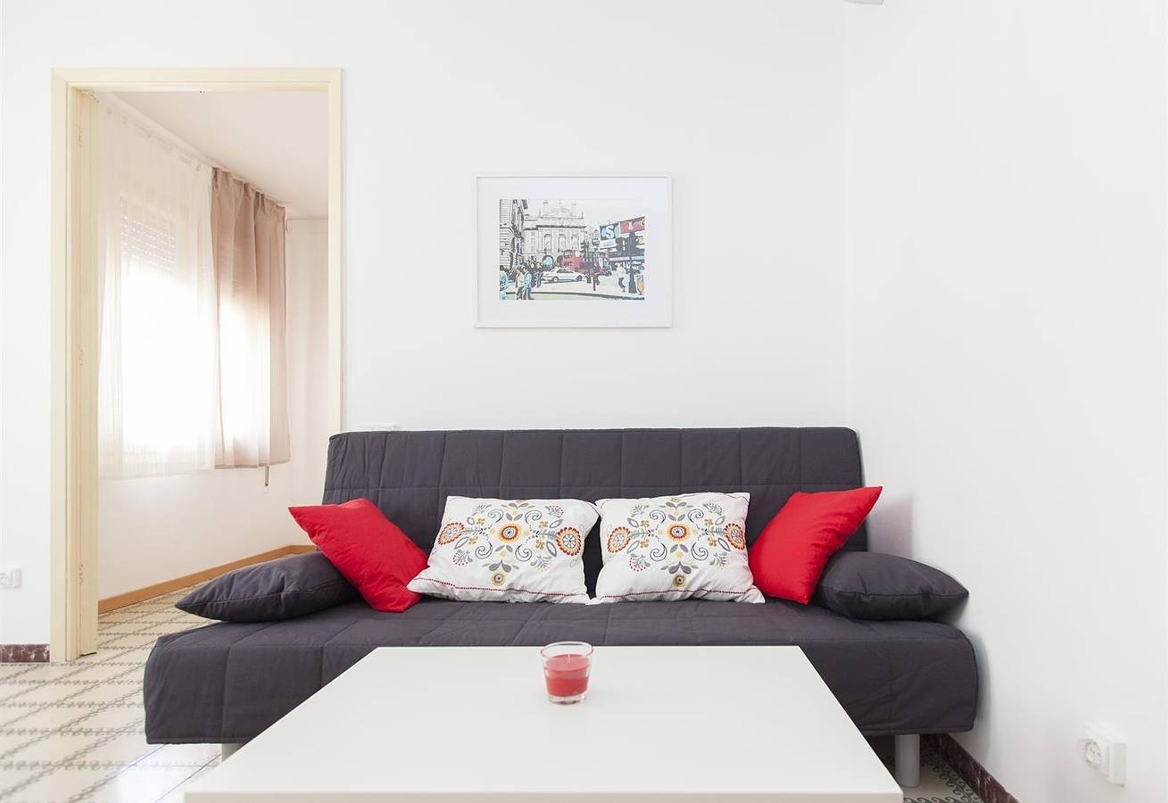 Entire apartment, 3-Bedroom Apartment Next To Plaza with Wi-Fi and Air Conditioning in Barcelona Centre, Barcelona