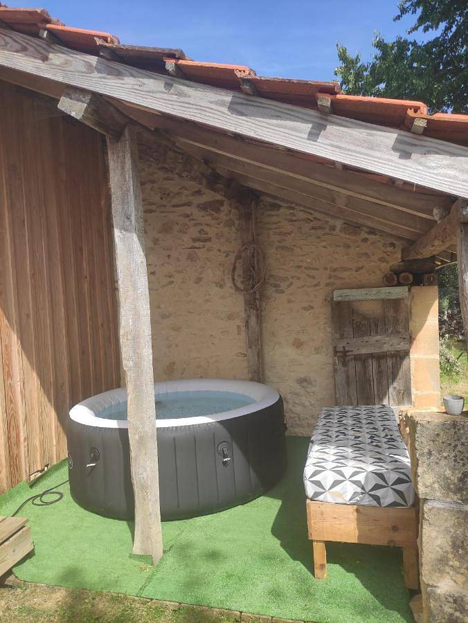 Maison de campagne pour 2 personnes, avec Terrasse et Jacuzzi ainsi que Jardin et Piscine à Doissat - 2