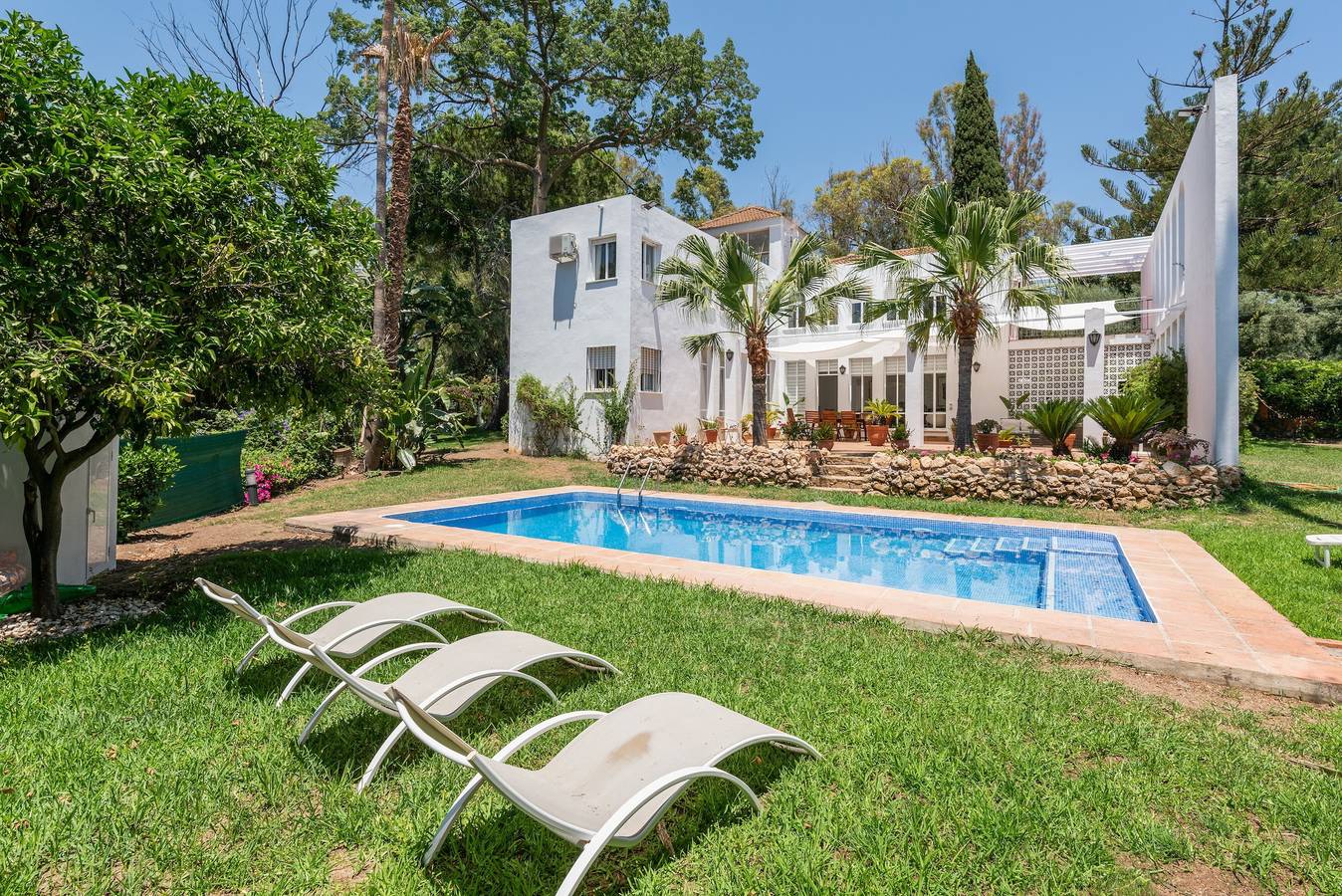 Superbe villa 5 chambres avec piscine privée près de Puerto Banús in Nueva Andalucia Golf Valley, Marbella