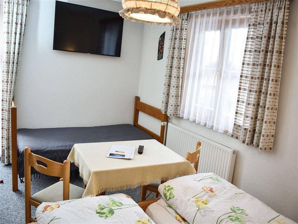 Dreibettzimmer, Dusche, Wc, Balkon in Gramais, Außerfern