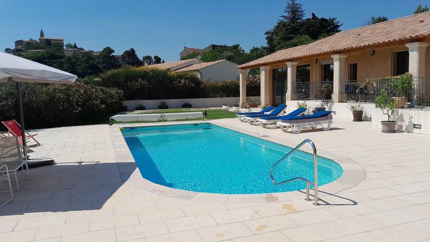 Guesthouse 'Chambre De La Reine' with Mountain View, Wi-Fi, and Air Conditioning in Crillon-le-Brave, Parc naturel régional du Mont-Ventoux