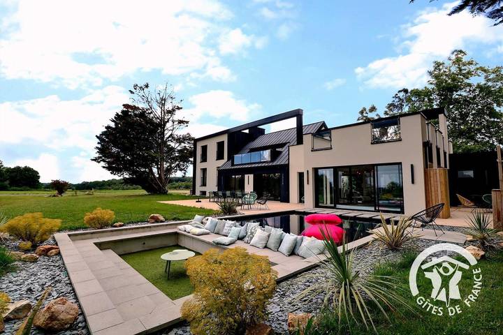 Gîte pour 15 personnes, avec piscine ainsi que terrasse et jardin