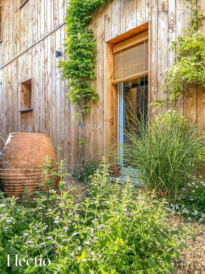 Entire holiday apartment, Cabane d’Ismou | Pool & Wood Design in La Roque-d'Anthéron, Aix-en-Provence region