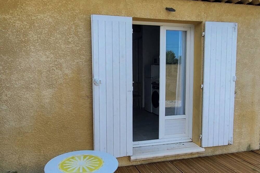 Entire apartment, Studio Saint Maximin with exterior, parking space and near downtown in Saint-Maximin-la-Sainte-Baume, Brignoles region