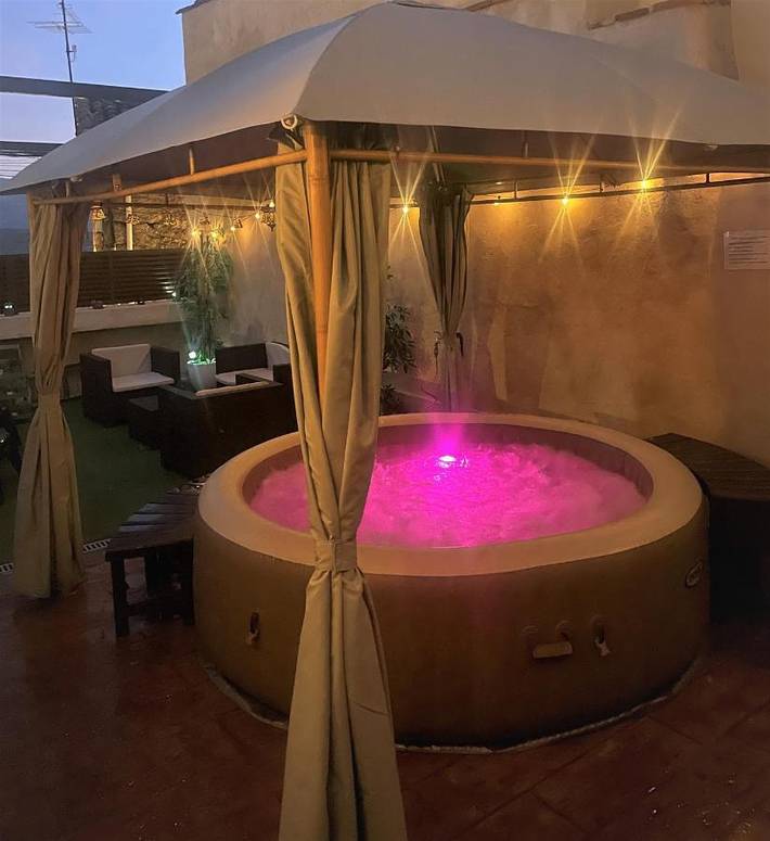 Apartamento para 8 personas, con Balcón y Jacuzzi además de Terraza y Jardín en Casavieja