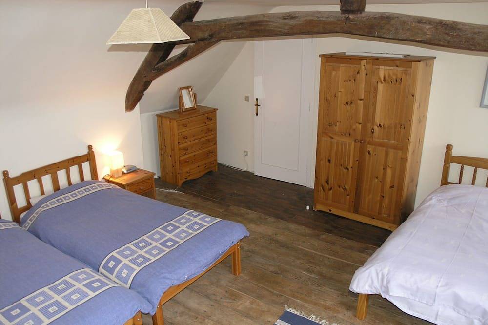 Gîte Tout Confort rural de caractère avec Piscine Privée, Terrasse & Jardin in Saint-Georges-de-Reintembault, Fougères-Vitré