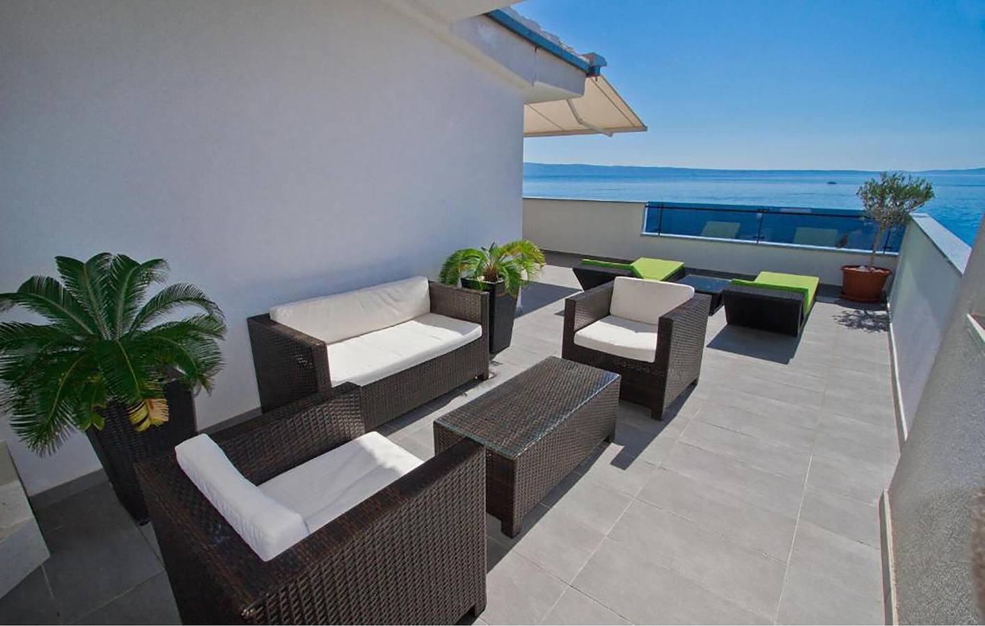 Escapade en bord de mer : appartement moderne avec piscine et garage, à 400 m de la plage in Grljevac (Podstrana), Podstrana
