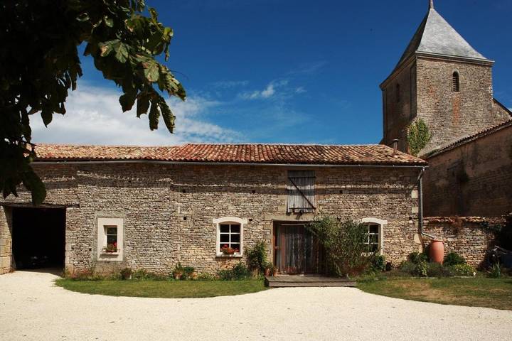 Gîte pour 4 personnes, avec piscine et jardin à Vanzay