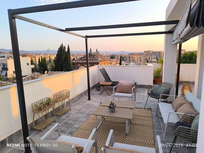 Casa de vacaciones para 13 personas, con terraza y piscina además de vistas y jardín en Granada