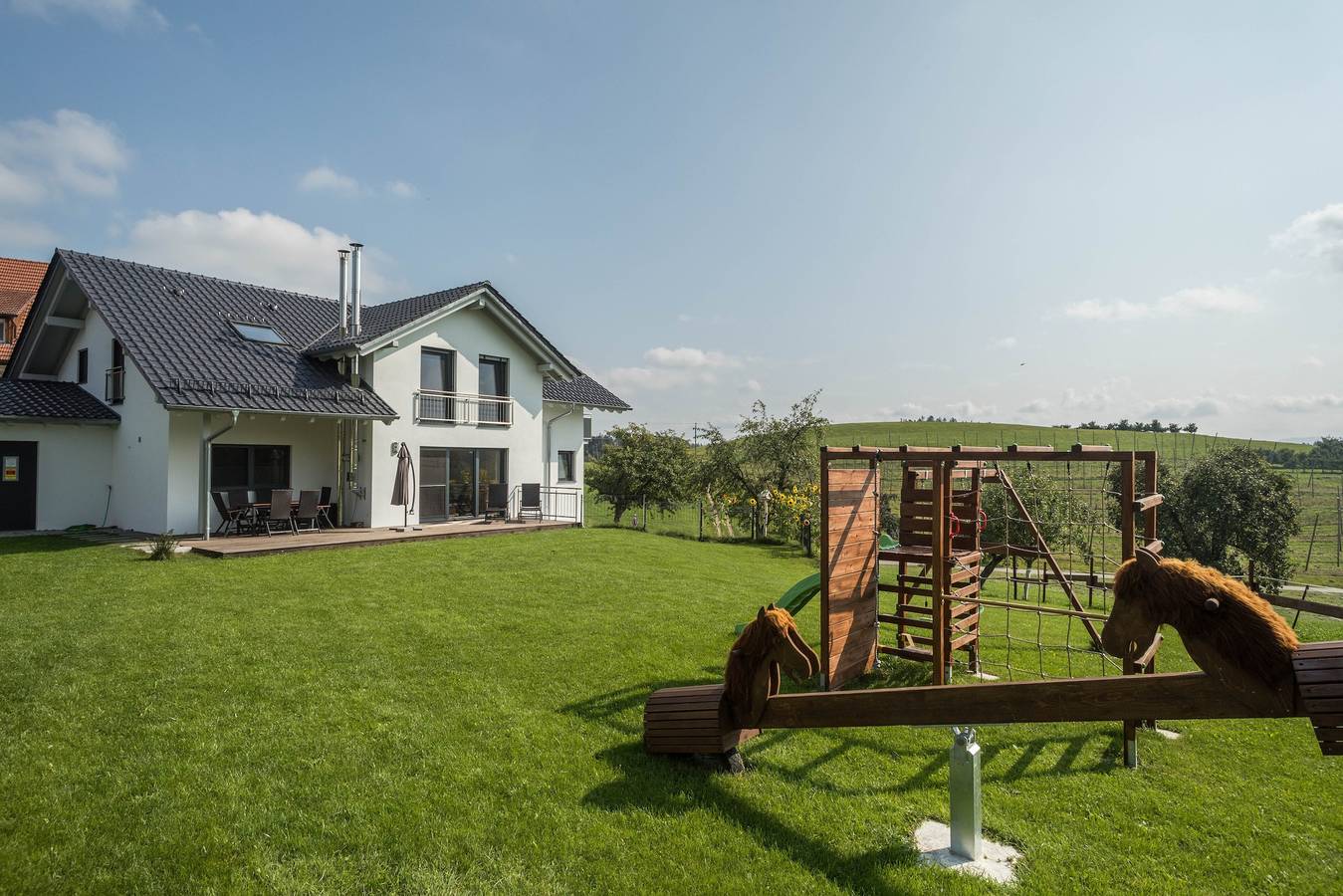 Ganze Wohnung, Ferienwohnung "Seebrise" mit Blick auf den See und die Berge, privater Terrasse und Wlan in Neukirch, Region Bodensee-Oberschwaben